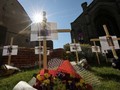 Ảnh và tên những ngừi tử vong do COVID-19 treo bên ngoài một nhà thờ ở Burton, Staffordshire, Anh (Ảnh: Reuters)