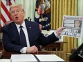 Tổng thống Trump cầm tờ New York Times, trả lời phỏng vấn, trong lúc ký sắc lệnh về các công ty mạng xã hội (Ảnh: CNBC)
