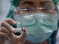 Một mẫu vaccine ngừa COVID-19 đang trong giai đoạn thử nghiệm (Ảnh: AP)