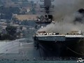 Các tàu cứu hỏa liên tục phun nước chữa cháy tàu USS Bonhomme Richard (Ảnh: Reuters)
