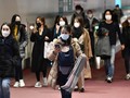 Người dân Nhật Bản đi dọc sảnh tại sân bay quốc tế Haneda, thủ đô Tokyo (Ảnh: AFP)