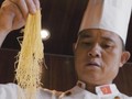 Đầu bếp cho hay sợi mì cần phải cực mỏng mới là đạt tiêu chuẩn (Ảnh: SCMP)