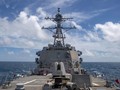 Tàu khu trục mang tên lửa dẫn đường USS Barry của Hạm đội Thái Bình Dương Mỹ đi qua eo biển Đài Loan hôm 14/10 (Ảnh: SCMP).