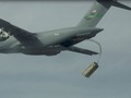 Một chiếc C-17 tham gia vào quá trình thử nghiệm airdrop (Ảnh: Defense News)