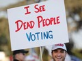 Một người ủng hộ Trump giơ tấm biển với dòng chữ: "Tôi thấy người chết đi bỏ phiếu" (Ảnh: Telegraph)