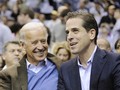 Hunter Biden và cha mình, Joe Biden trong một trận bóng năm 2010 (Ảnh: NBC)