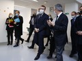 Tổng thống Macron (giữa) sẽ phải làm việc cách ly (Ảnh: NYTimes)