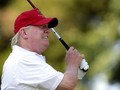 Tổng thống Trump trong một buổi đánh golf (Ảnh : Boston Globe)