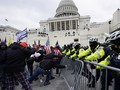 Người biểu tình đụng độ với cảnh sát trên Đồi Capitol (Ảnh: Politico)