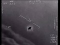 Hình ảnh vật thể bay không xác định (UFO) trong đoạn video mà Hải quân Mỹ ghi lại trong một lần chạm trán (Ảnh: CNN)