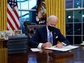 Tổng thống Biden ký 17 sắc lệnh nhằm đảo ngược chính sách dưới thời Trump (Ảnh: CNN)