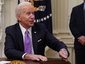 Tổng thống Biden gạt phăng một câu hỏi liên quan tới mục tiêu tiêm vaccine ngừa COVID-19 của phóng viên AP (Ảnh: AP)