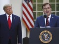 Ông Mike Lindell phát biểu cạnh ông Donald Trump trong năm 2020 (Ảnh: AP)
