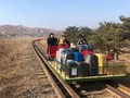 Nhà ngoại giao Nga cùng thân nhân trên chiếc xe goòng rời khỏi Triều Tiên (Ảnh: RT)