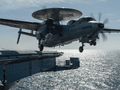 Một máy bay E-2C Hawkeye cất cánh từ tàu sân bay USS Nimitz (CVN 68) (Ảnh: AsiaTimes)