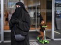 Một phụ nữ trong trang phục burqa ở Thụy Sĩ. Ảnh: AFP