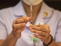 Một y tá đang chuẩn bị mũi tiêm vaccine ngừa COVID-19 của AstraZeneca (Ảnh: Bloomberg)
