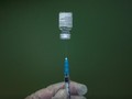Y tá chuẩn bị mũi tiêm vaccine COVID-19 của Pfizer/BioNTech (Ảnh: Reuters)