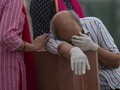 Người đàn ông ở bang Uttar Pradesh vật vã trong nỗi đau mất người thân vì COVID-19, ngày 6/5 (Ảnh: Reuters)