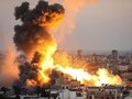 Cột lửa bốc lên sau một đòn không kích của Israel ở Gaza (Ảnh: Anadolu)