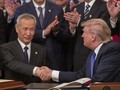 Phó Thủ tướng Trung Quốc Lưu Hạc và Tổng thống Mỹ Donald Trump ký thỏa thuận thương mại giai đoạn một vài tháng 1/2020 (Ảnh: EPA)
