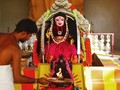 Một đạo sĩ Hindu đang thực hiện nghi lễ cầu nguyện trước tượng thần có tên "Corona Devi" ở Coimbatore, Tamil Nadu (Ảnh: AFP)