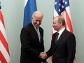 Ông Biden và Putin bắt tay nhau trong một cuộc gặp (Ảnh: RT)