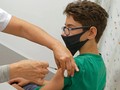 Một thiếu niên được tiêm vaccine của Pfizer/BioNTech tại Tel Aviv, Israel (Ảnh: AFP)