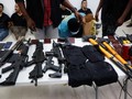 Các nghi phạm vụ ám sát Tổng thống Haiti cùng lượng lớn vũ khí, tang vật bị thu giữ (Ảnh: Reuters)