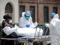 Nhân viên y tế Mỹ di chuyển thi thể của một bệnh nhân (Ảnh: Reuters)