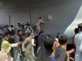 Hình ảnh kịch tính cho thấy nhiều người Afghanistan cố bám víu lấy chiếc máy bay quân sự Mỹ ở sân bay Kabul (Ảnh: AP)