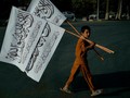 Một cậu bé bán cờ Taliban trên đường phố Kabul, Afghanistan (Ảnh: France24)