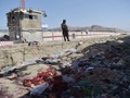 Một tay súng Taliban đứng gác ở hiện trường vụ đánh bom kép hôm 26/8 (Ảnh: AFP)