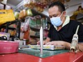 Vaccine COVID-19 vàng mã được làm thủ công (Ảnh: Reuters)