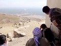 Các thành viên của NRF quan sát thung lũng Panjshir từ một ngôi nhà (Ảnh: Reuters)