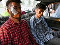 2 phóng viên Nematullah Naqdi và Taqi Daryabi đến văn phòng sau khi được Taliban trả tự do (Ảnh: AFP)