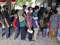 Người dân Indonesia xếp hàng chờ tiêm vaccine ngừa COVID-19 (Ảnh: EPA)
