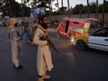Các tay súng của Taliban đứng canh gác ở một góc đường, thành phố Herat, Afghanistan (Ảnh: AFP)