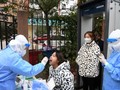 Nhân viên y tế lấy mẫu xét nghiệm Covid-19 tại thành phố Lan Châu, Trung Quốc ngày 20/10 (Ảnh: Reuters)