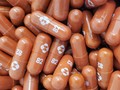 Thuốc điều trị COVID-19 molnupiravir có dạng viên nhộng (Ảnh: CNN)