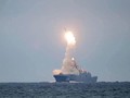 Tên lửa siêu thanh Zircon được phóng từ tàu Đô đốc Gorshkov trên biển Barents (Ảnh: Sputnik)