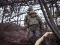 Tổng thống Ukraine Volodymyr Zelensky thị sát khu vực tiền tuyến ở Donetsk hôm đầu tuần này (Ảnh: EPA)