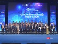 Đại diện các cơ quan, tổ chức lên nhận Giải thưởng Chuyển đối số Việt Nam 2021
