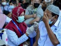 Một người đàn ông Indonesia tiêm chủng vaccine Covid-19 (Ảnh minh họa: AFP).