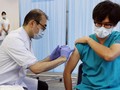 Nhật Bản đang đẩy mạnh tiêm mũi vaccine tăng cường (Ảnh: AFP).