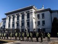 Nhân viên an ninh gác bên ngoài Đại sứ quán Nga ở Kiev hôm 22/2 (Ảnh: Getty).