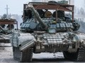 Xe tăng Nga di chuyển dọc thành phố Armyansk, phía Bắc bán đảo Crimea (Ảnh: CNN)