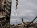 Lính cứu hỏa làm việc trên đống đổ nát ở Borodyanka, Ukraine (Ảnh: AP)