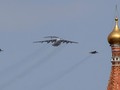 Máy bay vận tải quân sự Il-78 và máy bay chiến đấu Mi-29 của Nga trong cuộc diễn tập duyệt binh ngày 7/5 (Ảnh: Reuters).