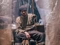 Một binh sĩ Ukraine bị thương bên trong nhà máy Azovstal (Ảnh: Reuters).